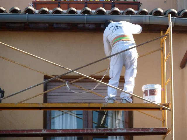 Archivo - Albañil en una obra de construcción, en una imagen de archivo.