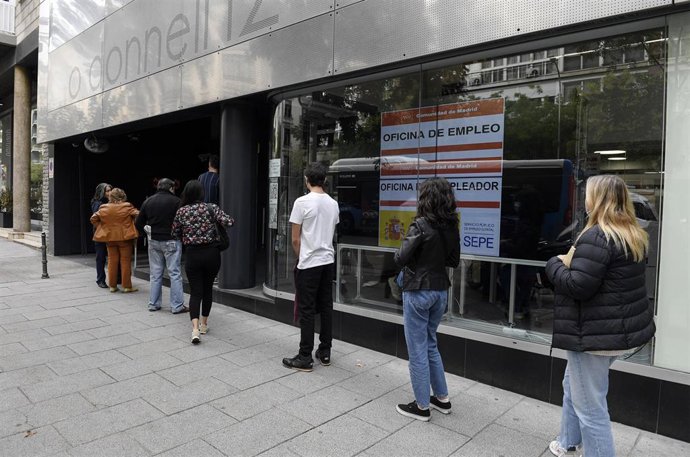 Archivo - Varias personas hacen cola en una Oficina del Servicio Público de Empleo Estatal (SEPE), 