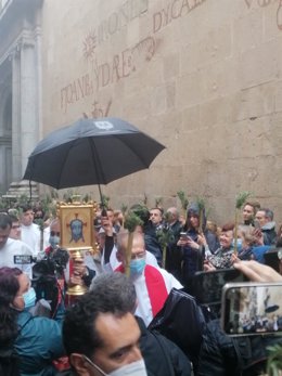 La lluvia salpila la primera Santa Faz tras la pandemia, que parte arropada por miles de peregrinos de San Nicolás