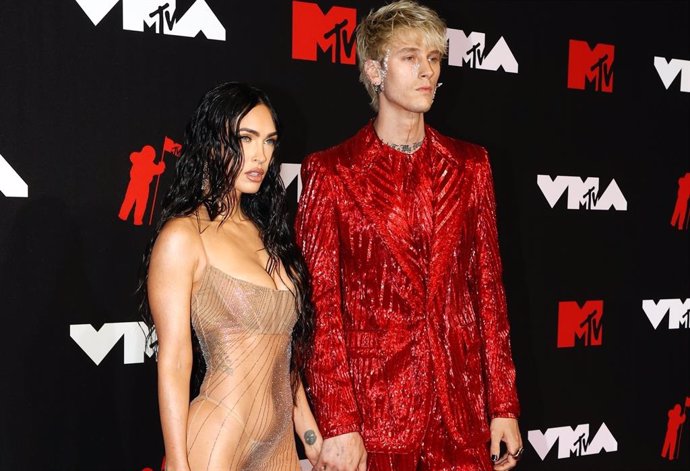 Megan Fox dice que bebe sangre de Machine Gun Kelly, su prometido: "Solo con fines rituales"