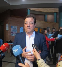 El presidente de la Junta de Extremadura, Guillermo Fernández Vara, atiende a los medios