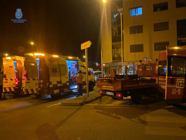 Ambulancias y una dotación de bomberos, durante el incendio