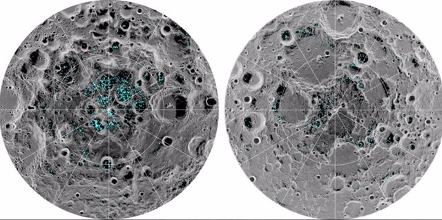La imagen muestra la distribución del hielo superficial en el polo sur (izquierda) y el polo norte (derecha) de la Luna, detectado por el instrumento Moon Mineralogy Mapper de la NASA en 2009. El azul representa las ubicaciones del hielo.