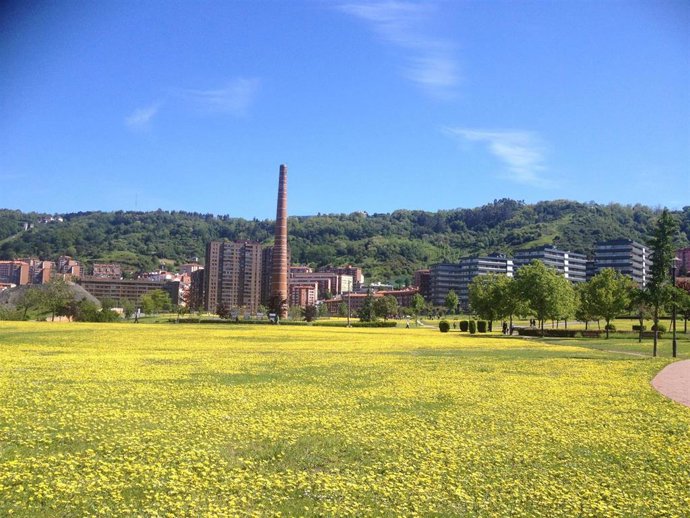 Imagen de la chimenea del parque de Etxebarria, en Bilbao.