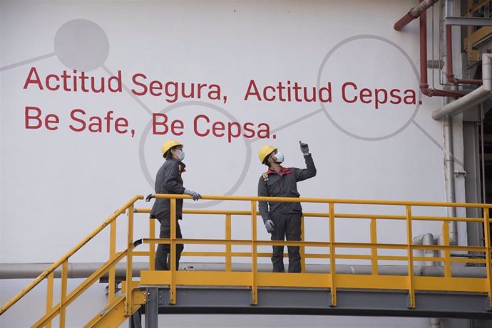 Archivo - Seguridad en la planta de Cepsa en San Roque (Cádiz).