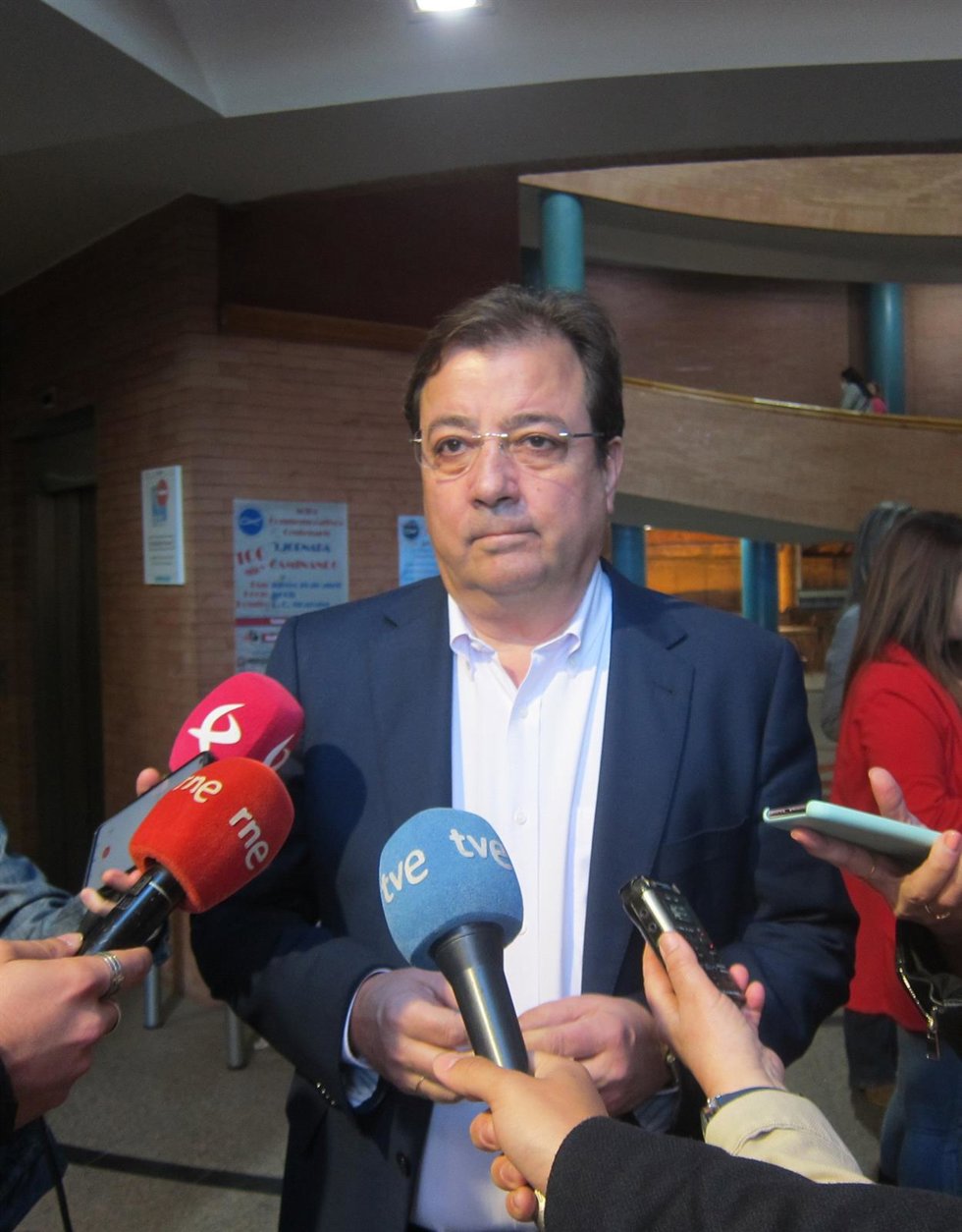 El presidente de la Junta, Guillermo Fernández Vara, atiende a los medios de comunicación