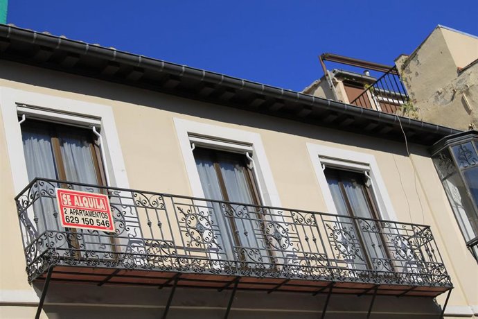 Archivo - Vivienda con un cartes de 'Se alquila'. 