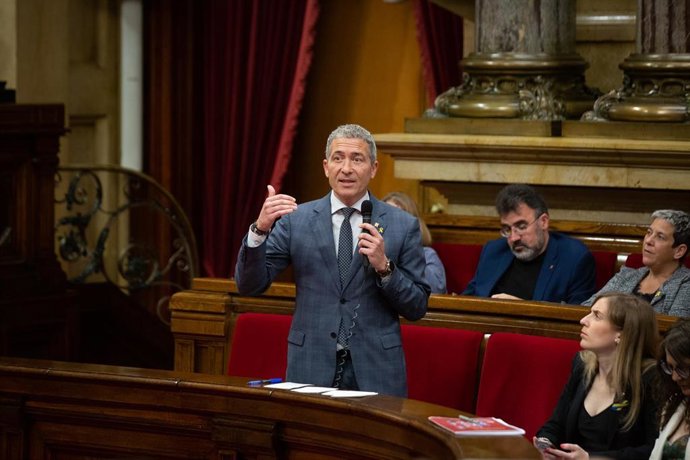 El conseller de Educación de la Generalitat, Josep Gonzlez-Cambray, interviene en una sesión plenaria en el Parlament.