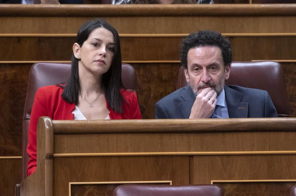 La líder de Cs, Inés Arrimadas, y el vicesecretario general de Ciudadanos, Edmundo Bal, en una sesión plenaria, en el Congreso de los Diputados, a 27 de abril de 2022, en Madrid (España).