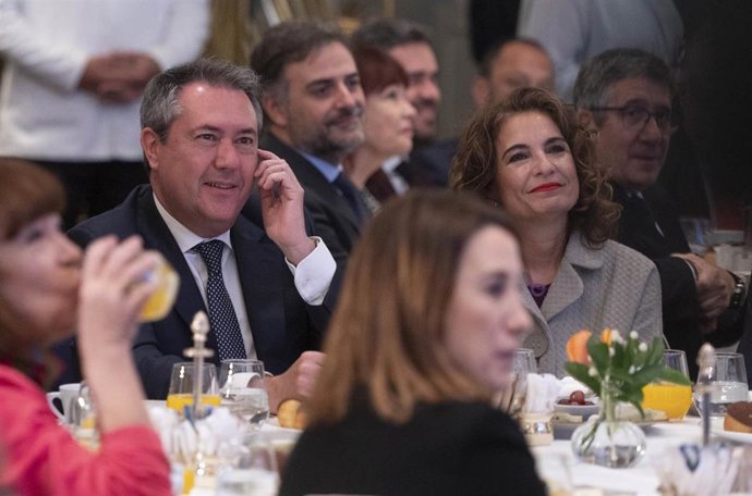 El secretario general del PSOE de Andalucía y candidato a la presidencia de la Junta, Juan Espadas, y la ministra de Hacienda, María Jesús Montero, en un desayuno de Nueva Economía Forum, en el Hotel Mandarín Oriental Ritz, a 28 de abril de 2022, en Mad