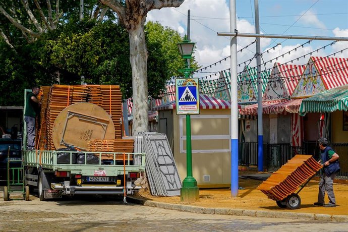 Trabajadores preparando y adecentando las casetas del recinto ferial a tres días para la inauguración de la Feria de Abril de Sevilla 2022 después de dos años sin celebrarse por la pandemia.