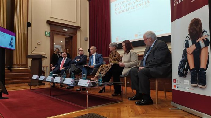 El pte.De Familia & Derecho Xavier Abel, el decano del Icam José M. Alonso, el decano del Icab Jesús Sánchez, la consellera Lourdes Ciuró, la comisionada de Acción Social del Ayto. Sonia Fuertes y el secr.Del Icab Joaquim de Miquel. 28 de abril de 2022