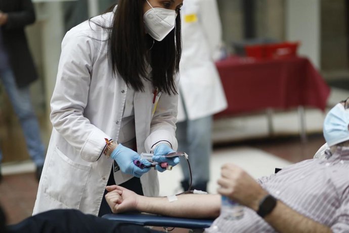 Archivo - Una sanitaria extrae sangre a un donante en el maratón de donación de sangre