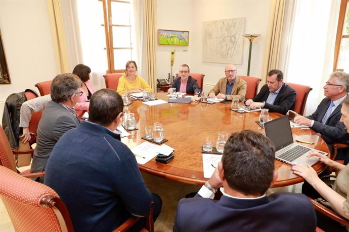 La presidenta del Govern, Francina Armengol, con representantes del Clúster Marítimo de Baleares.