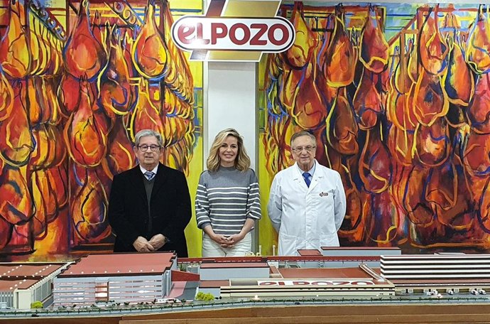 Imagen de la visita de la actriz María Adánez a las instalaciones  de El Pozo Alimentación, donde fue recibida por Tomás Fuertes, presidente de la  compañía (d), y José Fuertes, consejero delegado (i).