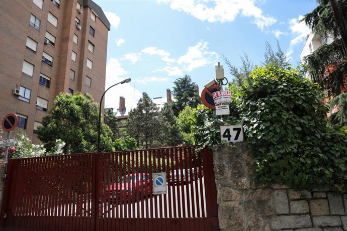 Archivo - En la puerta del garaje de una urbanización, se ven colgados dos carteles de 'Se alquila plaza de Garaje'.
