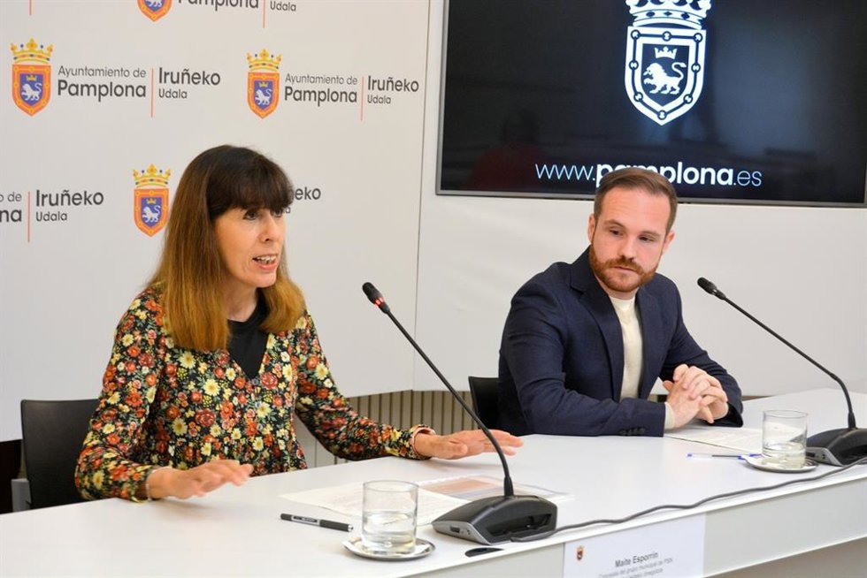 Los ediles socialistas Maite Esporrín y Xabier Sagardoy.