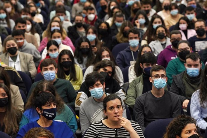 Varios universitarios, con mascarillas, el día en que ha entrado en vigor el decreto que pone fin al uso de la mascarilla en la mayoría de interiores