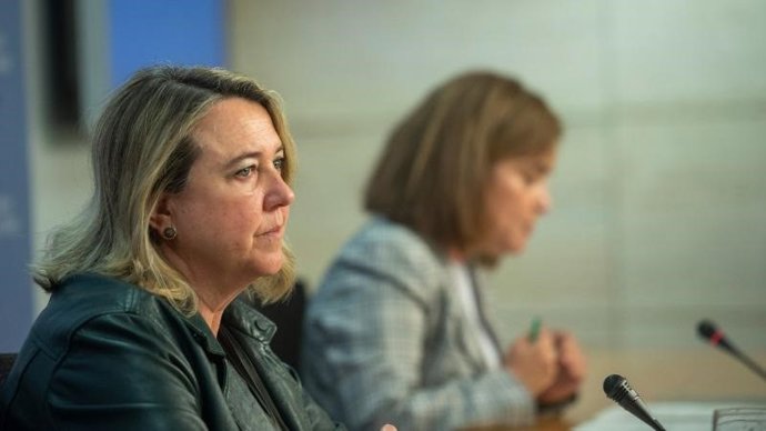 La consejera de Territorio, Eva Hita, y la directora general de Vivienda, Beatriz Arráiz