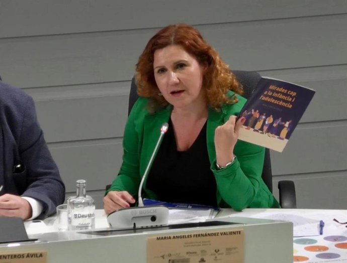 La directora insular de Infancia y Familia, María Ángeles Fernández, en su ponencia en el VIII Congreso Estatal de Educación Social.