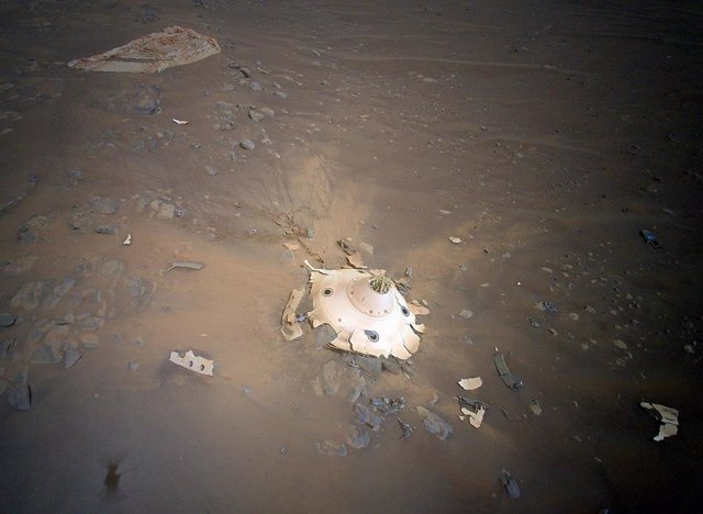 Carcasa trasera del rover vista desde el aire. Al fondo el paracaídas