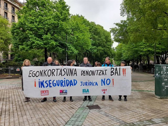 Imagen de la concentración de los sindicatos LAB, Steilas, ELA y UGT  bajo el lema 'Estabilidad para todos sí, inseguridad jurídica no'