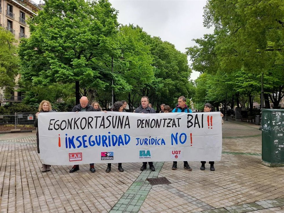 Imagen de la concentración de los sindicatos LAB, Steilas, ELA y UGT  bajo el lema 'Estabilidad para todos sí, inseguridad jurídica no'