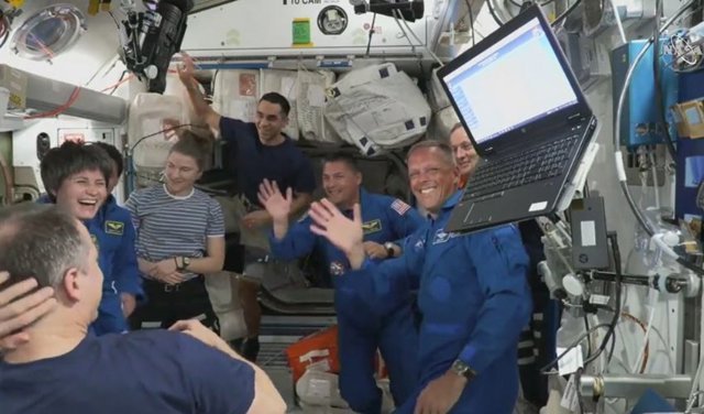 Astronautas  de la misión Crew 4 recibidos en la Estación Espacial Internacional