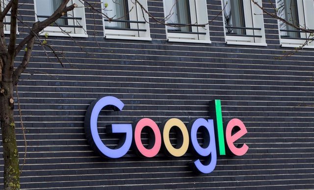Archivo - Logo de Google en un edificio de la compañía.