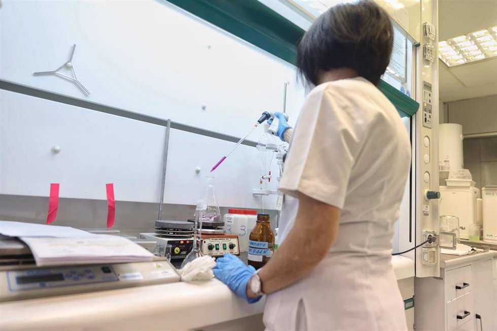 Una científica trabaja en el Instituto de Toxicología de la Defensa, en el Complejo del Hospital Central de la Defensa Gómez Ulla, Centro Sanitario de Vida y Esperanza de Vida, a 18 de abril de 2022, en Madrid