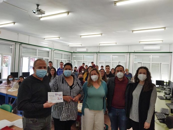 Dolores Amo (segunda por la izda.) visita uno de los institutos donde se imparten los talleres.