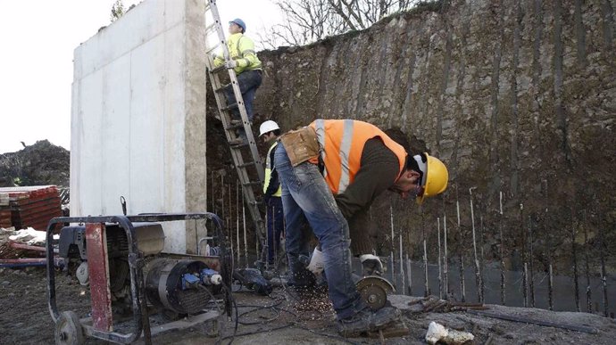 Archivo - Accidentes laborales, trabajador, paro, empleado