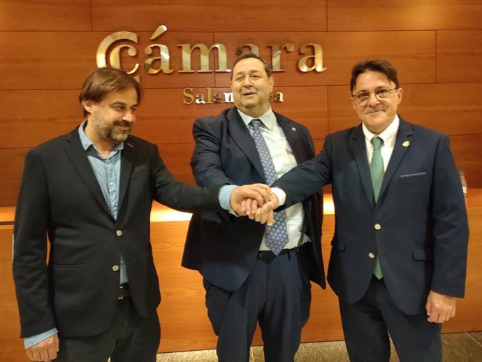 El concejal Fernando Castaño, el presidente de la Cámara de Comercio, Benjamín Crespo, y el decano del colegio de Abogados de Salamanca, Javier Román, de izquierda a derecha.