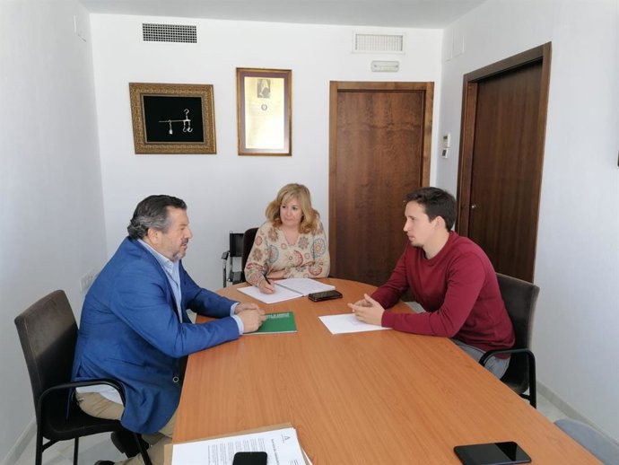 El delegado de Regeneración, Justicia y Administración Local de la Junta en Huelva, Alfredo Martín, en Cortegana para informar los requisitos de las ayudas para infraestructuras públicas.