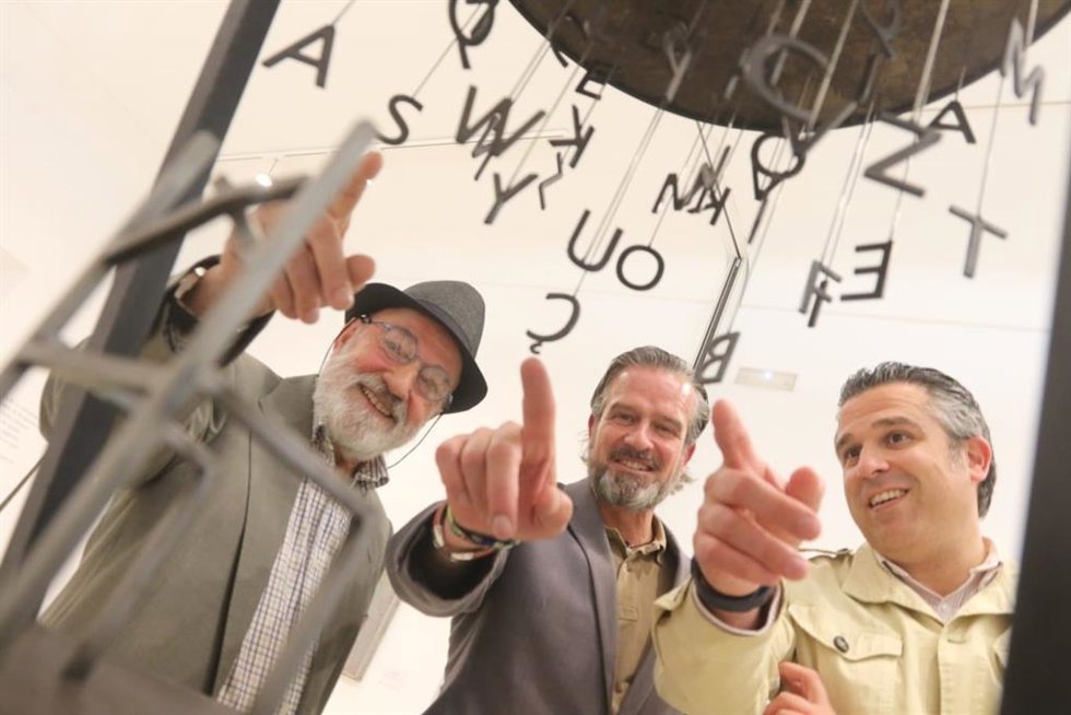 El escultor Suso de Marcos (i), el diputado provincial de Cultura, Víctor González (c) y el diputado provincial y concejal en Antequera, Juan Álvarez, en la exposición en el MAD de Antequera que rinde homenaje a la poesía contemporánea.