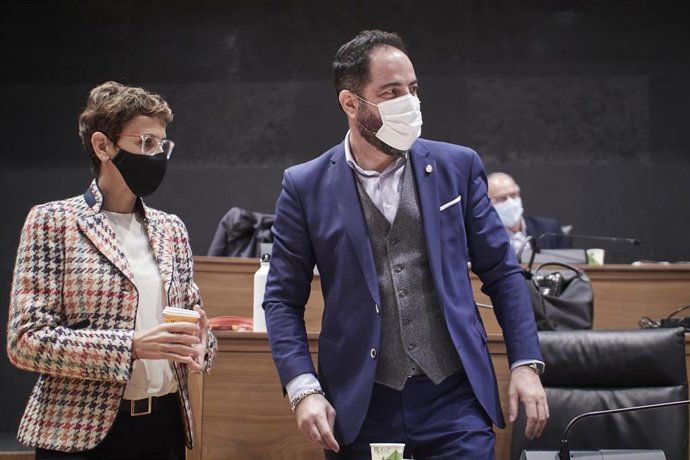 Archivo - La presidenta del Gobierno de Navarra, María Chivite, y el portavoz parlamentario del PSN, Ramón Alzórriz, en una sesión del pleno del Parlamento de Navarra.