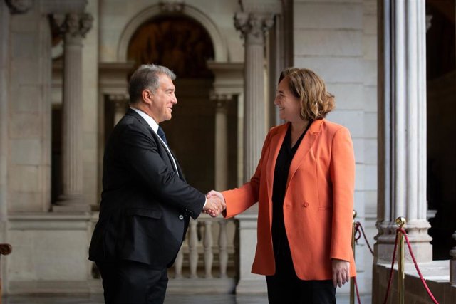 El presidente del FC Barcelona, Joan Laporta, y la alcaldesa de Barcelona, Ada Colau.