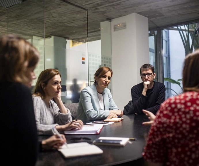 La portavoz de Más Madrid en la Asamblea de Madrid, Mónica García, junto con diputados, se reúne con empresarias