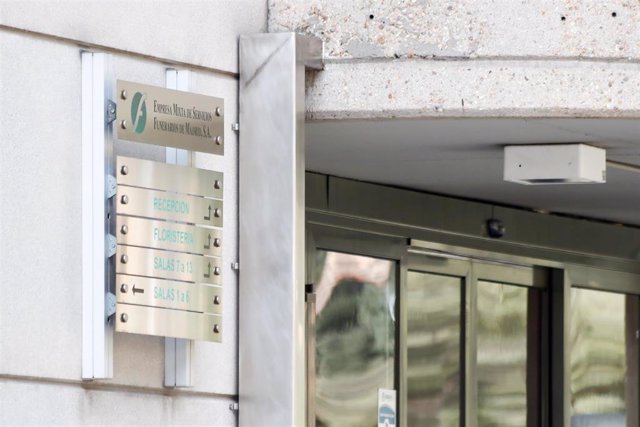 Archivo - Detalle de la puerta principal de los Servicios Funerarios de Madrid