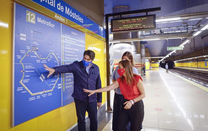 Archivo - Imagen de recurso del consejero de Transportes, David Pérez, y la consejera delegada de Metro,  Silvia Roldán, en una estación de Metro de Madrid.