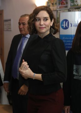 La presidenta de la Comunidad de Madrid, Isabel Díaz Ayuso (c), a su llegada a los laboratorios Ynsadiet