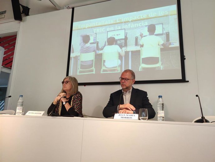 La coordinadora de Unicef Comit Catalunya, Quima Oliver, y el decano del Collegi de Periodistes de Catalunya, Joan Maria Morros, en rueda de prensa
