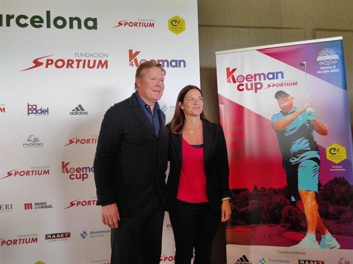 El exentrenador del FC Barcelona Ronald Koeman y la directora de la Cruyff Foundation, Pati Roura, en la presentación de la Koeman Cup de golf