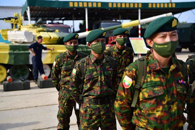 Archivo - Militares del Ejército birmano durante un desfile en Rusia