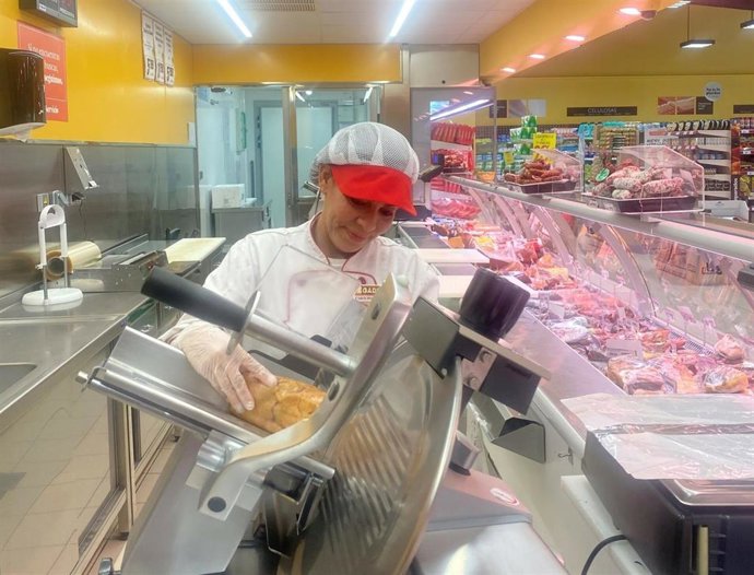 Una de las participantes del programa de empleo de Cáritas, Carolina Santeliz, en su nuevo empleo.