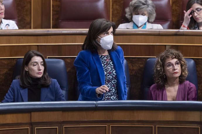 La ministra de Defensa, Margarita Robles, interviene en una sesión plenaria, en el Congreso de los Diputados, a 27 de abril de 2022, en Madrid (España). 