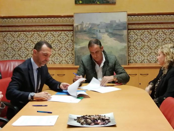 El delegado territorial de Regeneración, Justicia y Administración Local de la Junta en Sevilla, Javier Millán, y el alcalde de Sanlúcar la Mayor, Juan Salsado, firman un convenio de colaboración.
