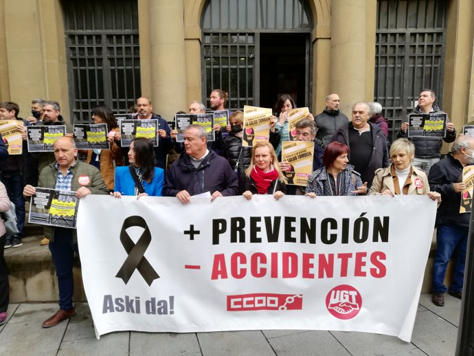 Concentración de UGT y CCOO por el Día Internacional de la Salud y la Seguridad en el Trabajo
