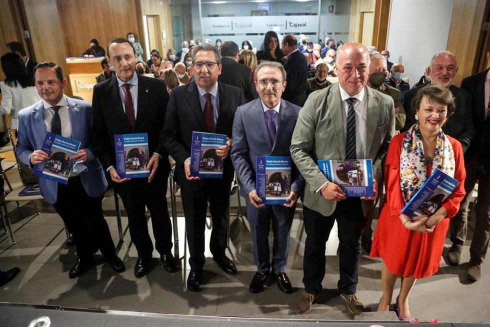 Autoridades en la presentación del monográfico de la revista literaria Ánfora Nova titulado 'Pablo García Baena. El sublime jardín de la palabra'.