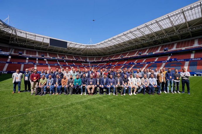 Foto de familia de todos los asistentes al VI Encuentro de Canteras celebrado en Pamplona en el año 2022. Foto: LaLiga